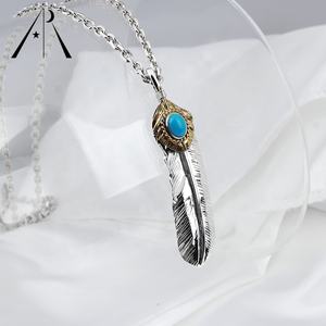 Collier unisexe à pendentif plume de turquoise en argent sterling: Collier unisexe de luxe rebelle-chic et polyvalent - Product Image 4
