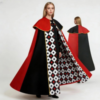 Cape de cosplay sur le thème du poker pour Halloween, cape rouge et noire à motif losanges avec imprimés cœurs et piques, parfaite pour les costumes de fête Comic Con