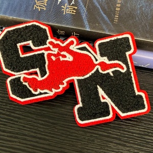 Excellente résistance à la décoloration Lettres aux couleurs vives Patchs brodés en chenille avec support thermocollant pour personnalisation de marque - Product Image 3