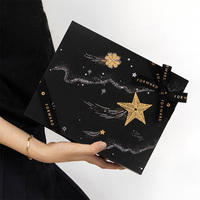 Emballage cadeau rigide moderne en matériau recyclable noir, design empilable, logo personnalisé, gaufrage, laminage mat pour la saison des fêtes