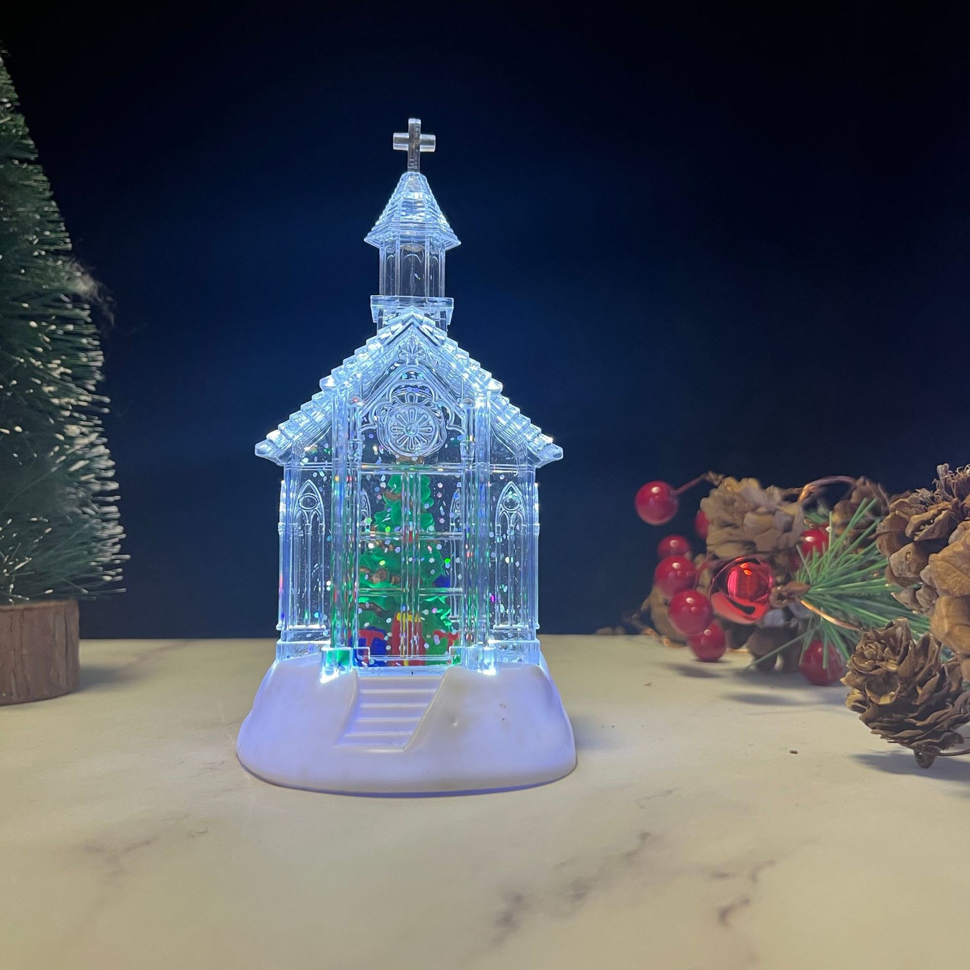 Árbol transparente de iglesia lleno de agua.