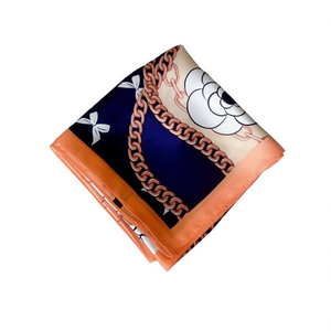 Écharpe carrée en soie style S avec chaîne et camélia 70x70cm, accessoire de mode multifonctionnel - Product Image 5