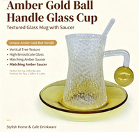 Ensemble de tasses à café en verre borosilicate martelé, forme sablier texturée, avec poignée boule ambrée, capacité 120 ml, et soucoupe à thé