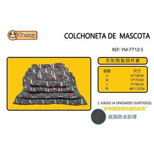 Set di Quattro Tappetini Antiscivolo per Cani con Motivo Quadrato sul Fondo - Product Image 1