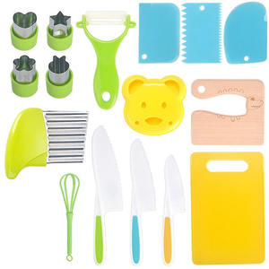 Ensemble d'outils de cuisine Montessori personnalisés pour tout-petits : couteaux en bois sécurisés, planches à découper, emporte-pièces à sandwichs, éplucheur pour fruits et légumes - Product Image 4