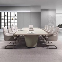 Grande table de réunion de bureau avec design bicolore, disposition ouverte pour les participants et style exécutif