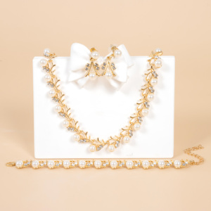 Set Perhiasan Kalung, Anting, dan Gelang Mutiara dan Berlian Imitasi Gaya Vintage untuk Pernikahan & Pesta - Product Image 4