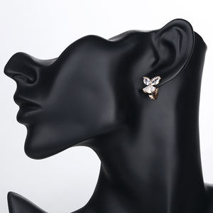 Pendientes de circonia cúbica chapados en oro de 18K para mujer, aretes de Mariposa de diamante de colores, Huggie dorado - Product Image 6