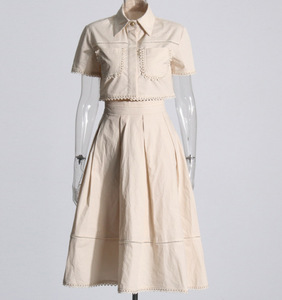 Ensemble jupe et chemise OUDINA décontracté pour femme : chemise courte brodée en dentelle et jupe longue plissée – Nouvelle collection tendance - Product Image 4