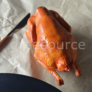 Modelo de exhibición de pollo asado realista para restaurantes de barbacoa y ahumados, elaborado en PU, con acabado dorado brillante y efecto de goteo, duradero, para exhibición de alimentos en pared. - Product Image 5
