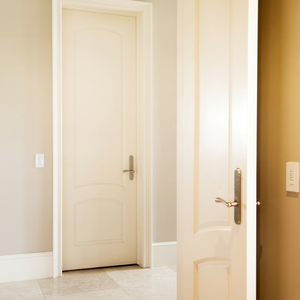 Puerta de Madera Moderna, Resistente al Fuego y al Agua, con Acabado y Apertura Manual para Uso Residencial y Comercial - Product Image 1