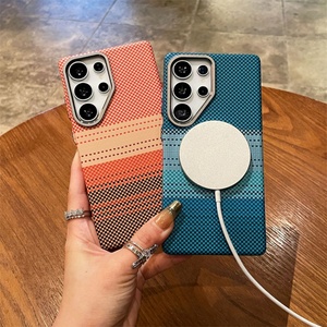 Funda Protectora Rígida con Sensación de Piel y Carga Inalámbrica Magnética de Fibra de Carbono Real para Modelos Samsung Galaxy S, S25 PLUS Ultra - Product Image 6