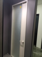 Porte de toilette moderne minimaliste très étroite en alliage d'aluminium et verre, surface non finie, battante, intérieure, étanche, exportée sur mesure 5