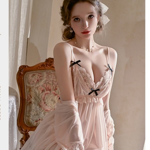 Camicia da Notte Sexy Francese con Bretelle, Scollo a V Morbido, Pizzo e Rete, e un Fascino Puro e Seducente - Product Image 1