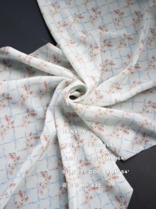 100% soie tissu rose pastel à bleu dégradé avec motif géométrique floral idéal pour les vêtements de printemps/été des femmes - Product Image 4
