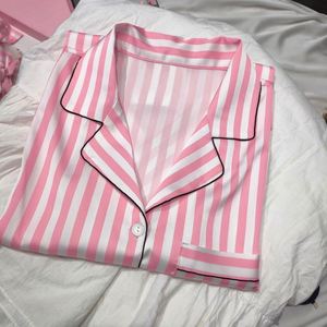 Pijamas de Satén con Rayas Rosas de Manga Corta para Mujer, Ropa de Dormir de Alta Gama, Estilo Simple de Seda Helada, Se Puede Usar en Casa - Venta al Por Mayor - Product Image 4