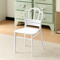 Chaise empilable en résine plastique durable à bas prix pour hôtel, chaise de fête rose Chiavari pour enfants