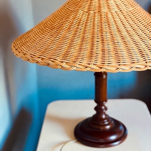 Lámpara de Mesa de Madera con Pantalla de Ratán, Estilo Bohemio, Hecha a Mano, Decoración Interior, Forma Redonda, Luz Decorativa para Sala de Estar - Product Image 1