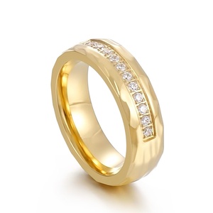 Bague de couple en acier inoxydable plaqué or 18 carats avec zircon cubique taille princesse, design de luxe, tendance et classique, vente en gros - Product Image 4
