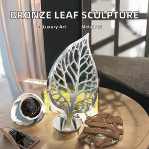 Sculpture de feuille en métal découpée au laser en bronze et aluminium sur socle en marbre blanc, décoration de table moderne - Product Image 1