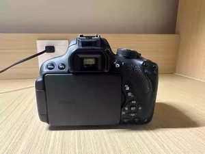Cámara DSLR Canon <span class=keywords><strong>EOS</strong></span> <span class=keywords><strong>700D</strong></span> 90% Nueva con Lente de 18-135 mm y 18.0 MP para Fotografía de Retratos - Product Image 2
