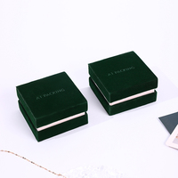 Boîte à bijoux élégante en velours vert forêt avec intérieur rose blush pour la présentation et l'affichage de colliers et bagues