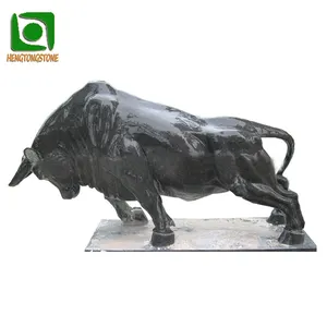 公園のための等身大の黒い大理石の動物の雄牛の彫刻