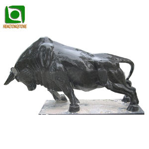 Scultura di Toro in Marmo Nero a Grandezza Naturale per Parco - Product Image 1