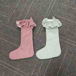 Chaussette de Noël suspendue à rayures vertes vintage à carreaux rouges français avec bordure à volants pour la décoration des fêtes - Product Image 4