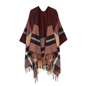 Chal de leopardo con borlas para mujer, de alta gama, estilo europeo-americano, cómodo para todas las estaciones, diseño a cuadros sencillo, capa cálida y moderna con letras. - Product Image 3