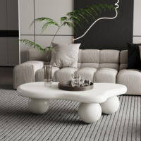Table basse en bois blanc irrégulière en forme de nuage, pieds sphériques, style moderne minimaliste, table d'appoint pour salon, sculpturale et crémeuse