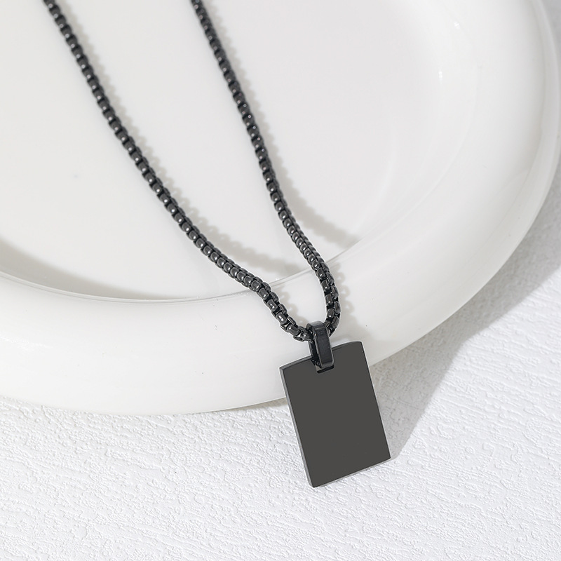 Collier carré noir 22X15mm