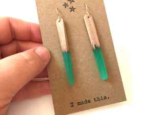 Boucles d'oreilles artisanales en résine et en bois, style bohème chic, bijoux légers, design inspiré de la nature, parfaites pour les femmes, les adolescentes et les filles - Product Image 4