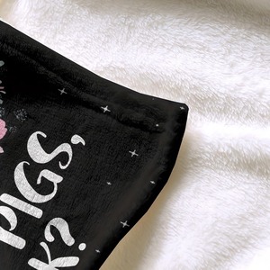 Couverture en peluche à imprimé cochon de dessin animé, noire avec fleurs et étoiles, style moderne pour la maison, quatre saisons - Product Image 2