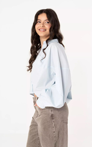Camicetta Corta in Cotone Azzurro Chiaro da <span class=keywords><strong>Donna</strong></span> Personalizzata 2026, <span class=keywords><strong>Camicia</strong></span> dal Taglio Rilassato e Silhouette Moderna, Camicie Vintage OEM/ODM - Product Image 3