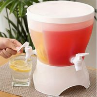Un pichet de 5 L/169 oz capable de contenir trois types de boissons, se tourne à 360 degrés, avec un design minimaliste et élégant