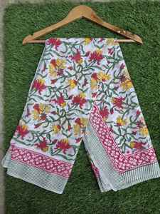 Sarong en coton artisanal imprimé à la main, motif ethnique, léger et doux, idéal pour la plage et les tenues de villégiature - Product Image 3