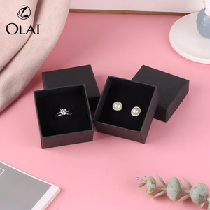 Coffrets cadeaux classiques en carton noir pour bijoux, avec revêtement UV, pelliculage mat, gaufrage et doublure en éponge - Product Image 5