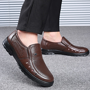 Mocasines de cuero vacuno de primera calidad para hombre, color marrón, perforados, sin cordones, informales, para uso diario. - Product Image 1