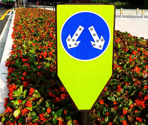 Panneau de signalisation à LED à énergie solaire de haute qualité Double flèches vers le <span class=keywords><strong>bas</strong></span> pour une sécurité routière améliorée - Product Image 1