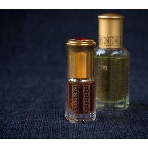 Huile essentielle d'agarwood de qualité supérieure, huile d'agarwood naturelle, huile d'oud distillée à la vapeur, lot de 2, bon prix - Product Image 2