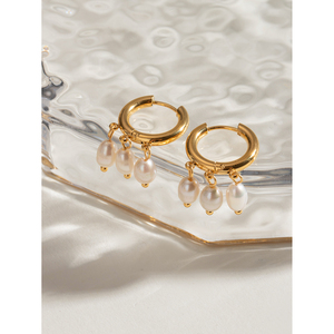 Orecchini di Perle J&D Fashion Jewelry, Placcati in Oro 18K, Acciaio Inossidabile con Tre Perle d'Acqua Dolce, Orecchini a Cerchio per Donne - Product Image 4