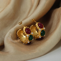 Boucles d'oreilles pendantes en acier inoxydable en forme de C, style français, avec pierres en résine rouge et verte, perles et bijoux dorés vintage