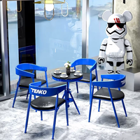 Ensemble table et chaises de style industriel personnalisable pour restaurant, café, salon de thé, salle d'attente avec structure en fer forgé