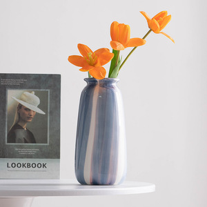 Vase en céramique bleu peint à la main, style minimaliste, pour l'affichage de fleurs séchées ou fraîches, décoration de salon ou de salle d'exposition - Product Image 3