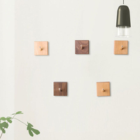 Décorations suspendues décoration murale en bois moderne patère pour chambre fournisseur professionnel vêtements en bois multifonction Simple