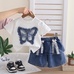 Completo due pezzi in denim con stampa a farfalle per <span class=keywords><strong>bambina</strong></span>, top a maniche corte e <span class=keywords><strong>pantaloncini</strong></span> in denim, outfit estivo - Product Image 3