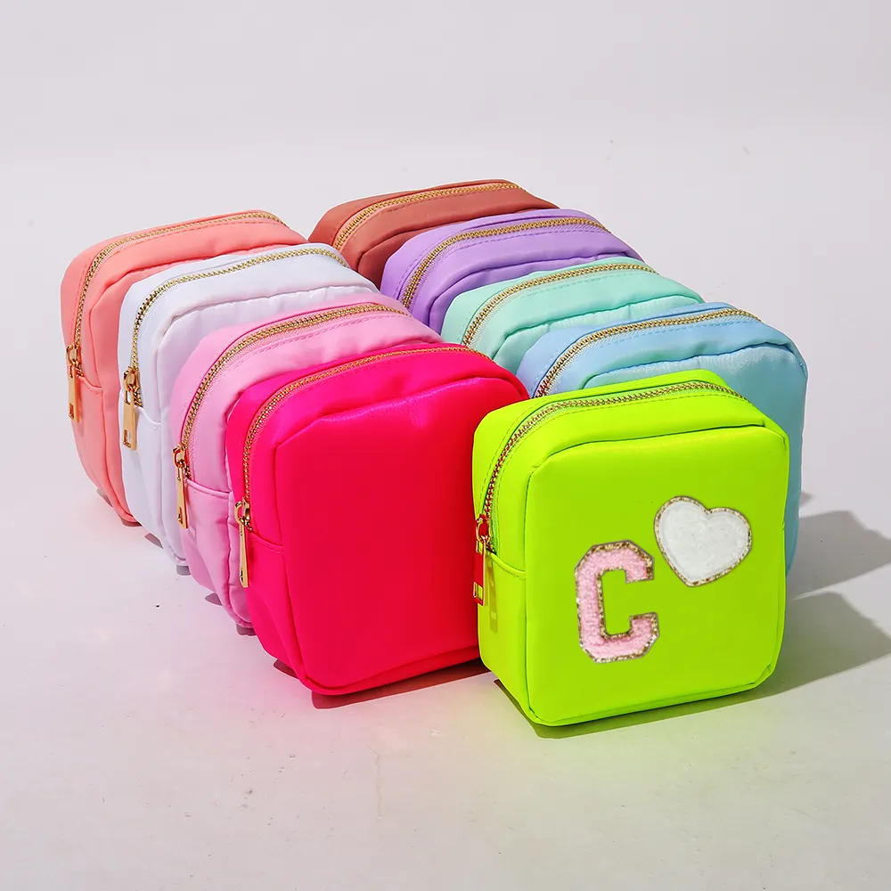 RTS kişiselleştirilmiş XL naylon makyaj çantası yama tiki Varsity mektup makyaj çantası özel naylon kese şönil yama kozmetik çantası