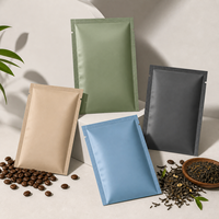 Pochettes plates personnalisées en aluminium mat avec trois soudures latérales pour l'emballage du café et du thé