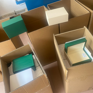 กล่องนาฬิกาไม้สีเขียวทรงสี่เหลี่ยมผืนผ้าระดับไฮเอนด์ OEM สำหรับแบรนด์หรู  ปรับแต่งได้ กล่องของขวัญนาฬิกาอัตโนมัติสำหรับผู้ชาย - Product Image 5